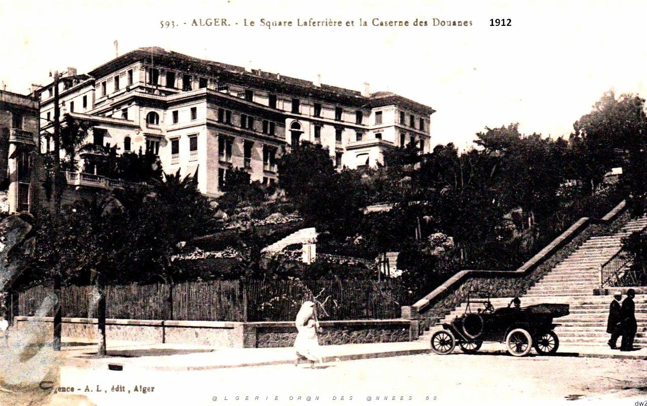 Alger - Square Laferriere et la Caserne des Douanes en 1912.jpg